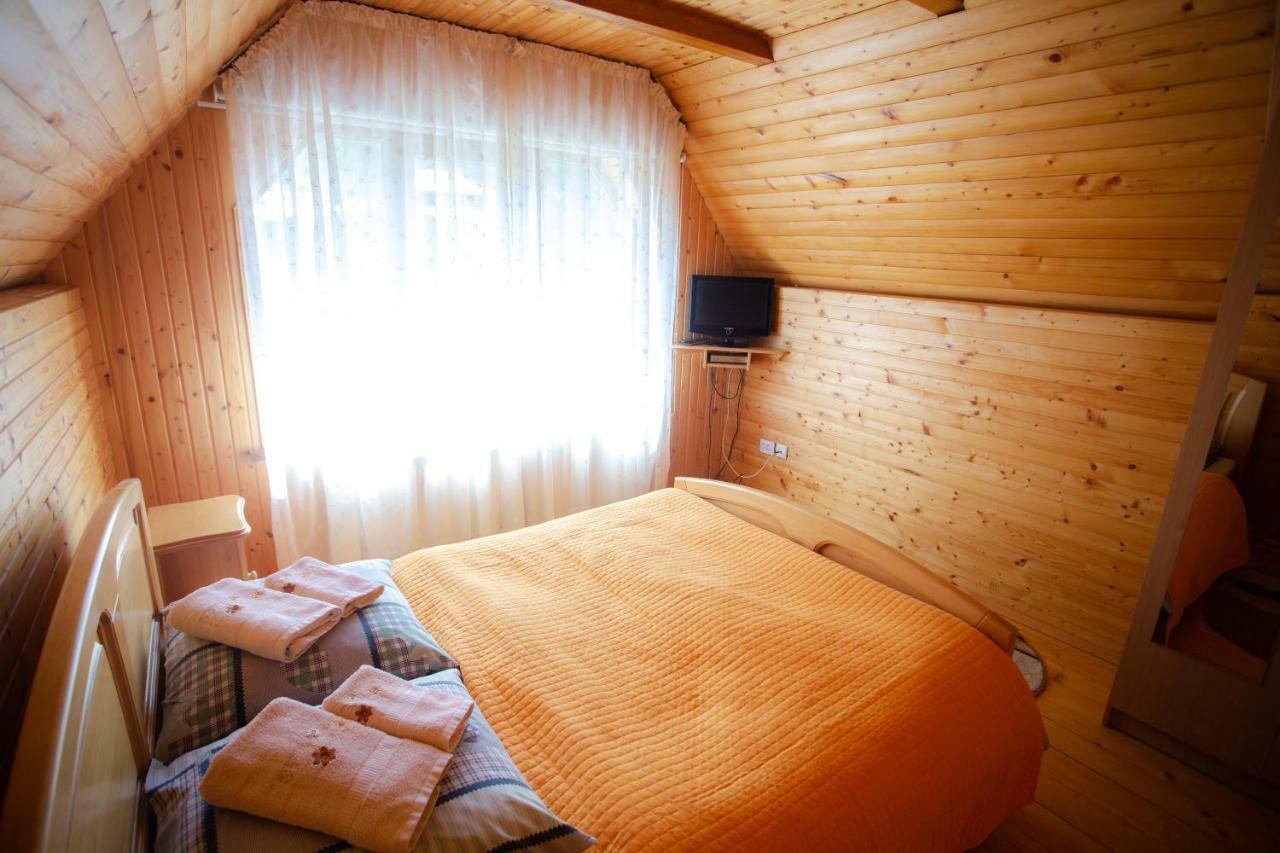 Synyogora Hotel Yaremche Bagian luar foto